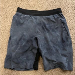 LINERLESS MENS LULULEMON SHORTS MEDIUM